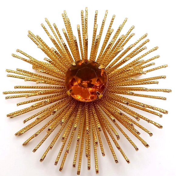 Sarah Coventry Brooch Gold Tone Metal Starburst Amber Rhinestone Center Vintage - Picture 1 of 10
